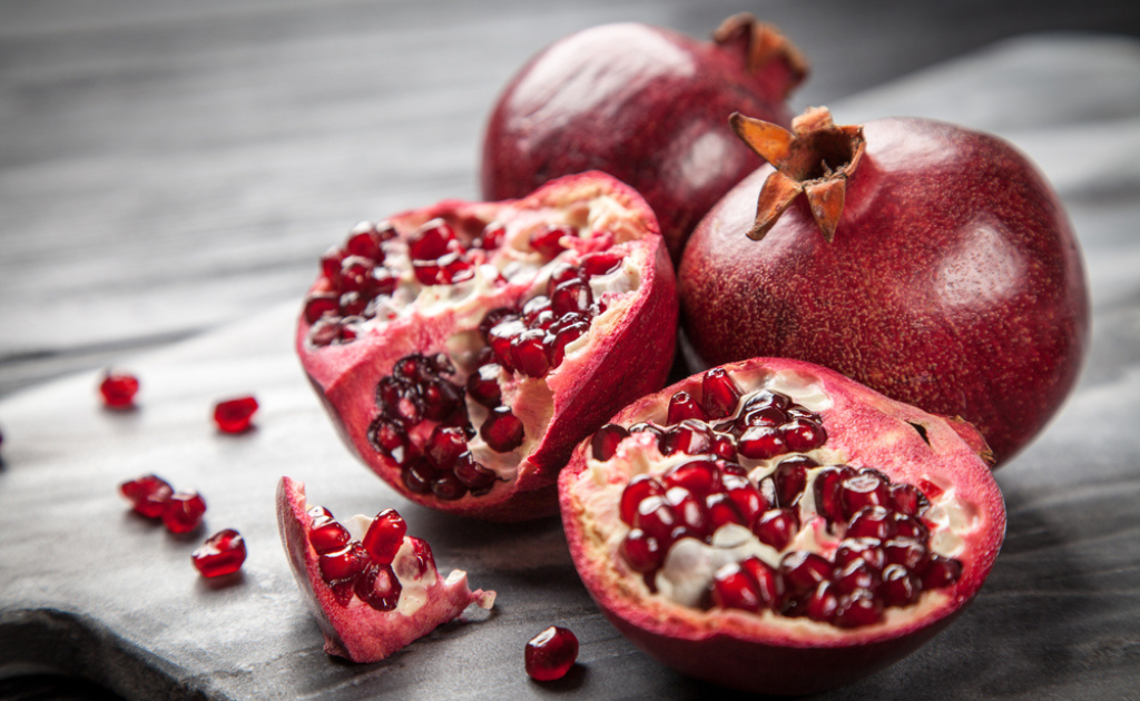 ত্বক ও সুস্বাস্থ্যের জন্য আনারের রসের যত গুণাগুণ